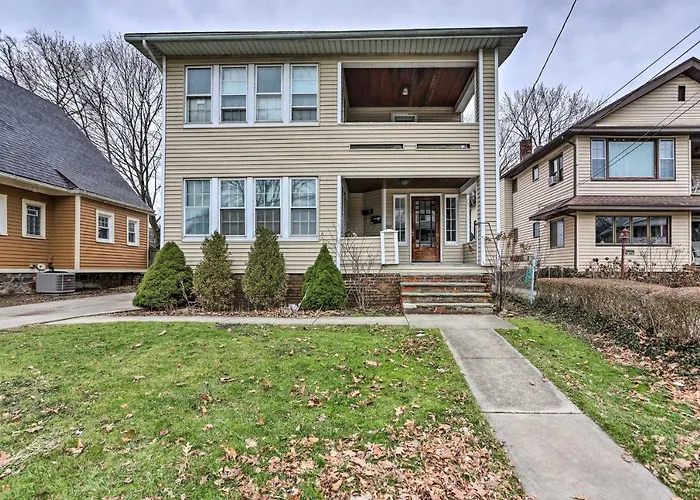 Lakewood Home With Yard About 8 Mi To Cleveland!